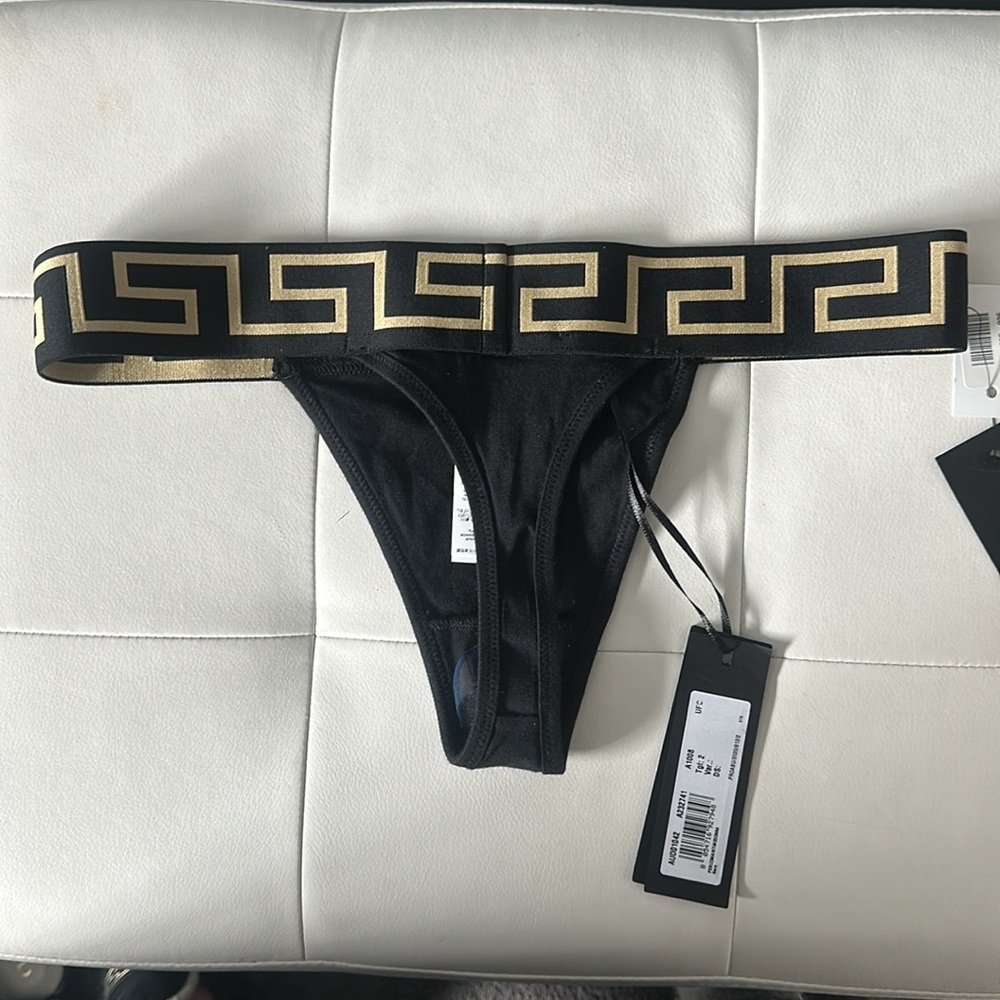 Versace - Picture 2 of 4